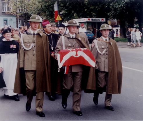 Urna z prochami gen. Mariusza Zaruskiego